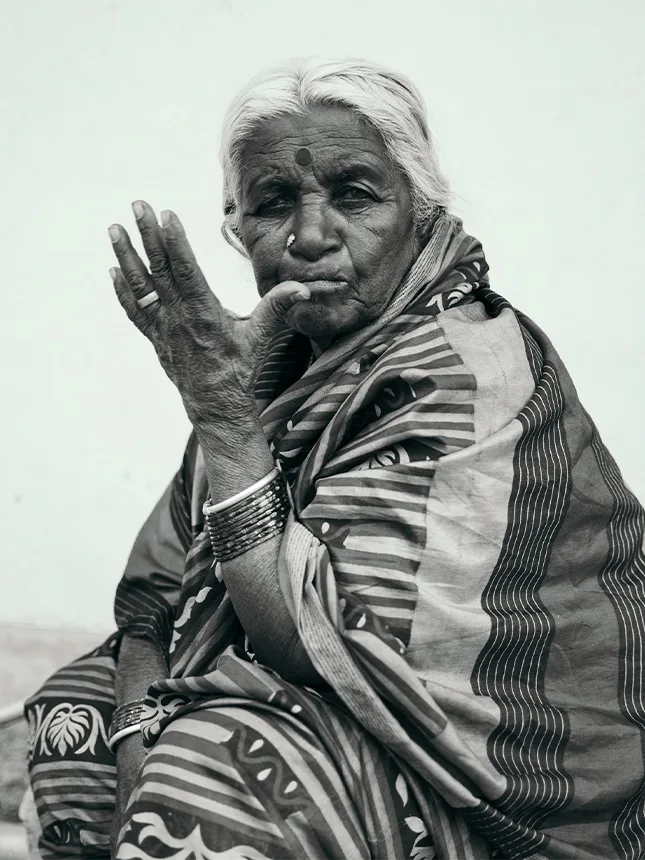 An old woman (Photo)