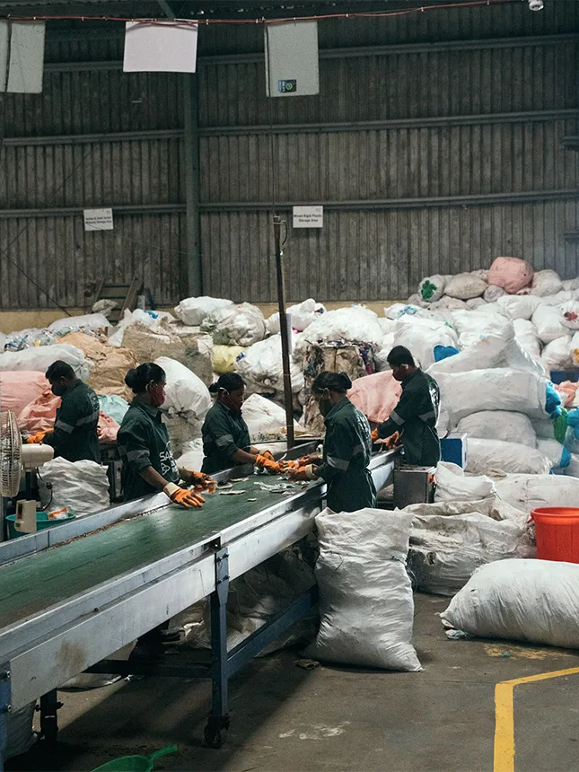 Five people work in a recycling plant (Photo)