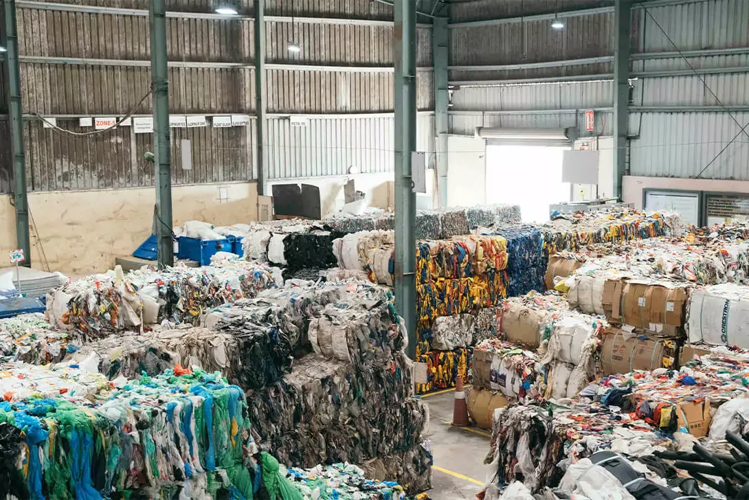 Material storage in a recycling plant (Photo)