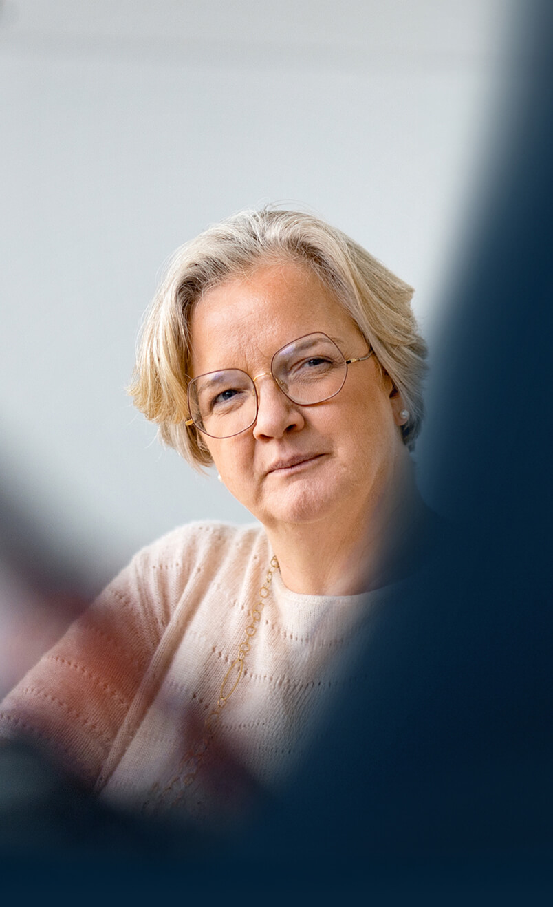 Portrait of Katja M&ouml;ller, listening attentively while talking with Jero Bentz.