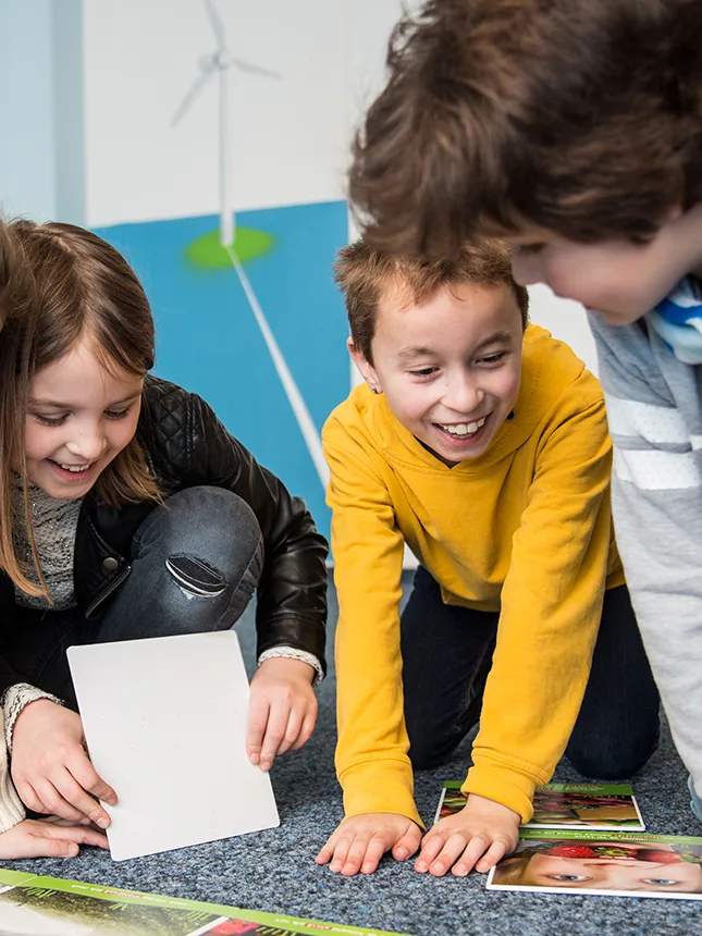 Eine Gruppe Kinder lernt gemeinsam (Foto)