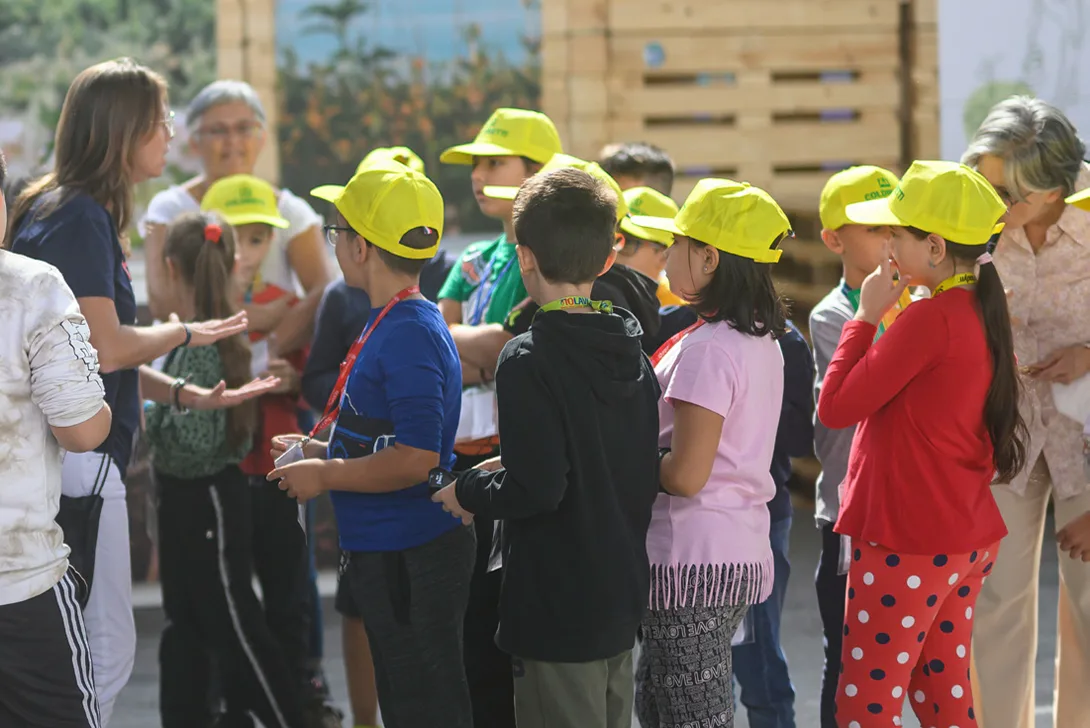 Kinder in einer Gruppenführung (Foto)