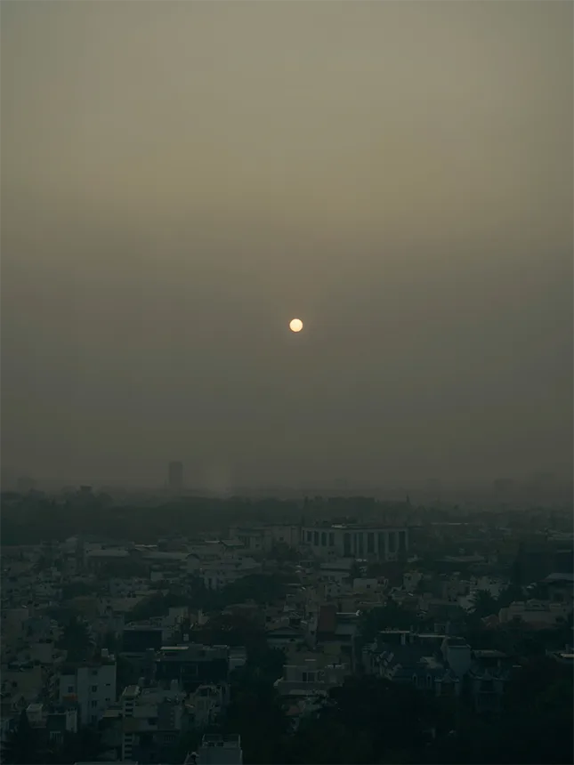 Sonne über einer nebeligen Stadt (Foto)