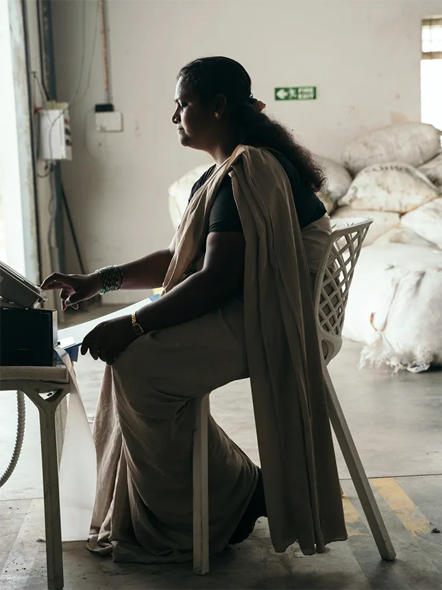 Eine Frau arbeitet an einem Terminal (Foto)