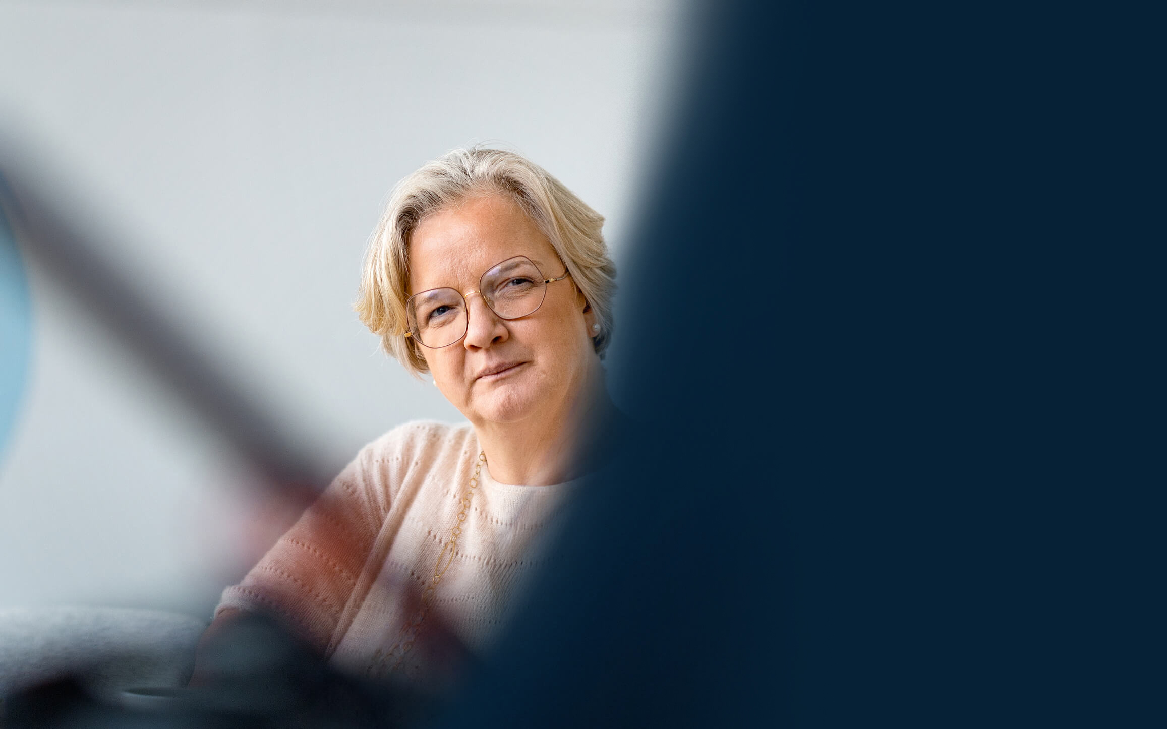 Portr&auml;t von Katja M&ouml;ller, aufmerksam im Gespr&auml;ch mit Jero Bentz.